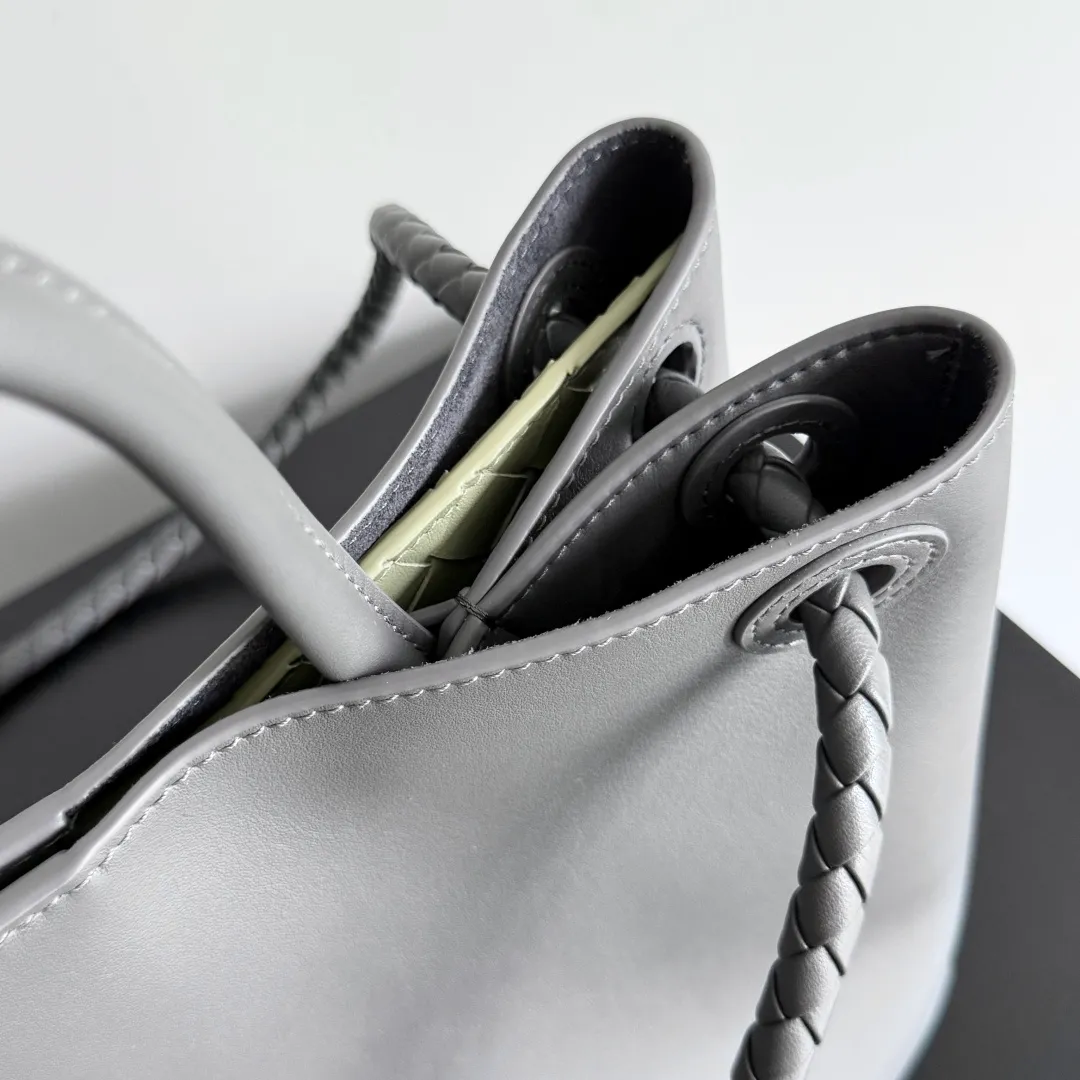 Batch 2560 BV The all-leather Andiamo is new, a very casual splayed buckle bag, which also means that its weight is very light, which greatly reduces our burden when going out for shopping. It can be carried cross-body, hand-held, or carried under the armpit. Taking into account the different backpacking habits of people, the simple design brings us more inspiration. Matched with various keychains and dolls, it will become the finishing touch in the outfit. Medieval style and modern style can also be perfectly blended🫧🫧 Style number: 810214 Size: 32*24*12cm